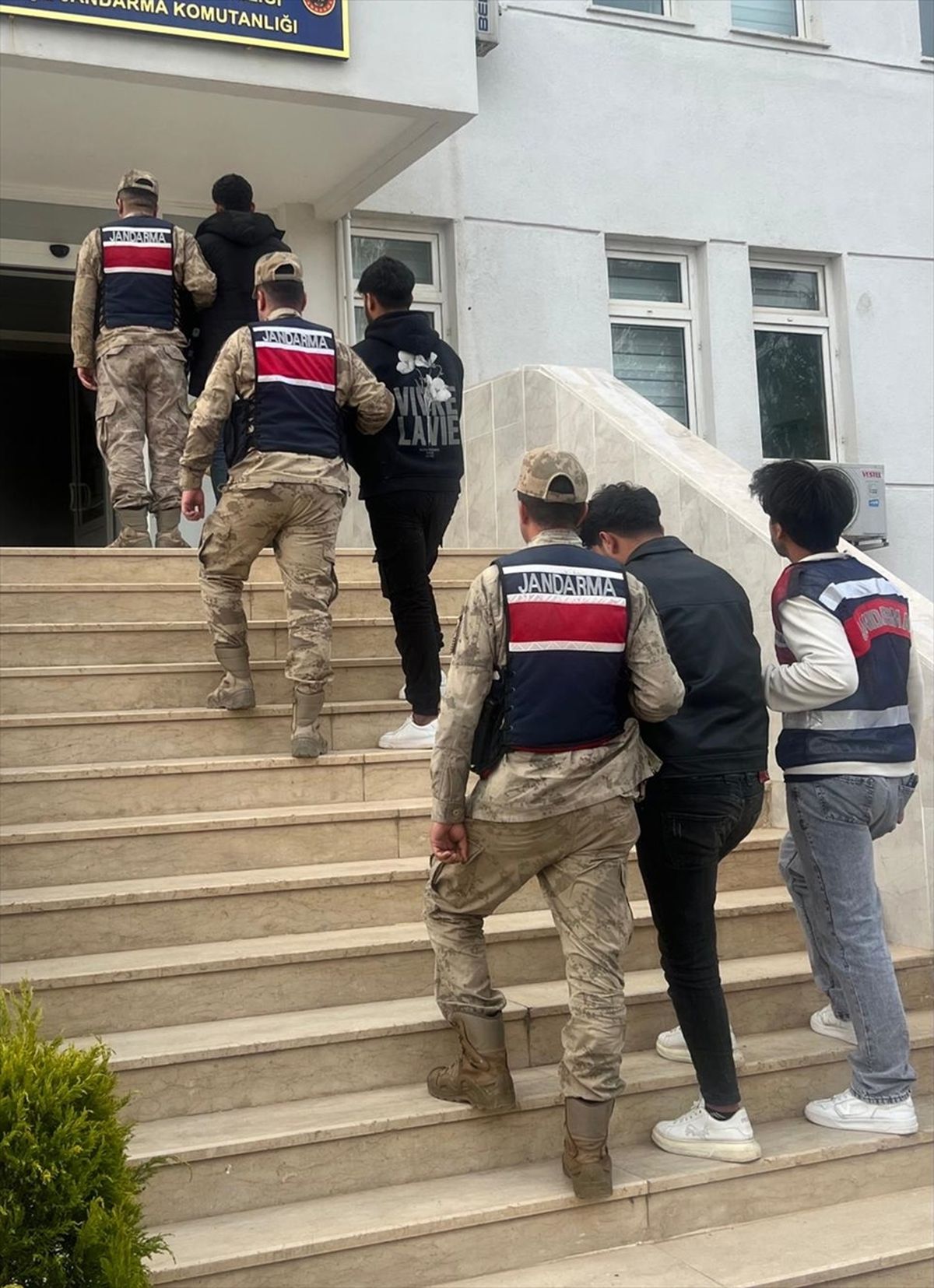 Şanlıurfa'da Göçmen Kaçakçılığı Operasyonunda 3 Kişi Gözaltına Alındı