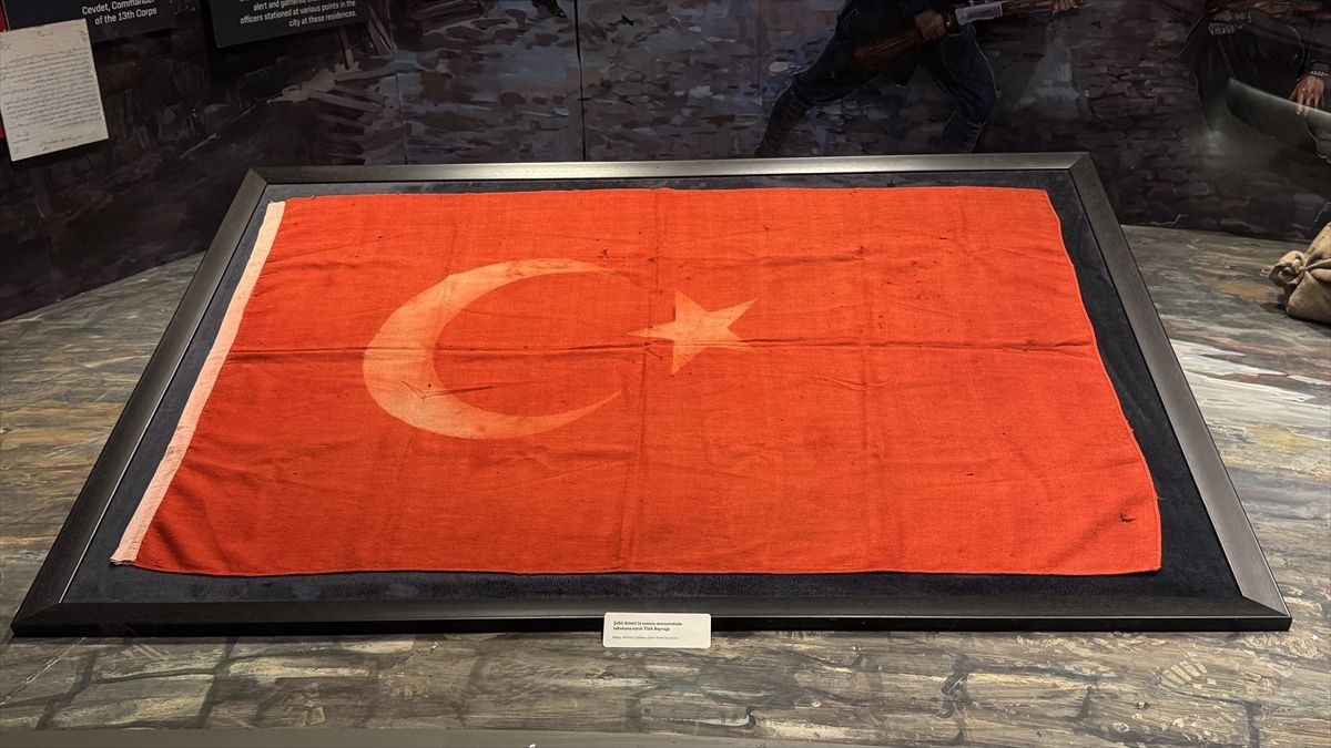 Şehit Kamil'in Tabutundaki 100 Yıllık Türk Bayrağı 25 Aralık Panorama Müzesi'nde Tarihe Işık Tutuyor