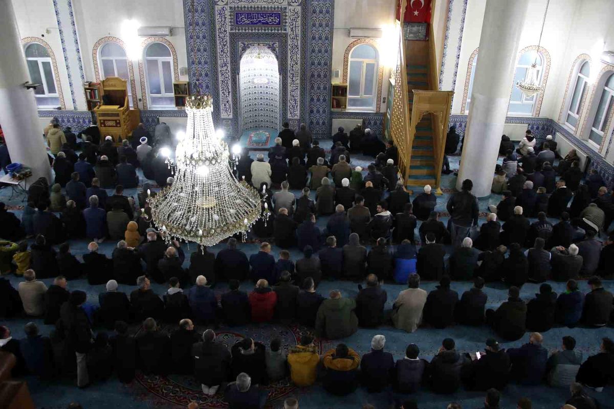 Uşak'ta Ramazan Bayramı Namazı Coşkuyla Kılındı, Vatandaşlar Bayramlaştı