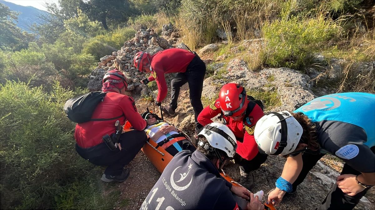Fethiye Likya Yolu’nda Ayağı Kırılan Yürüyüşçü 4 Saatlik Kurtarma Operasyonuyla Hastaneye Ulaştırıldı