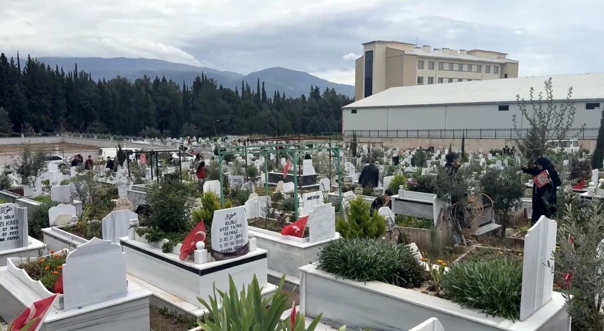 Osmaniye’de Depremzedeler Ramazan Bayramını Acıyla Geçirdi: 6 Şubat Şehitliği Ziyaretçi Akınına Uğradı