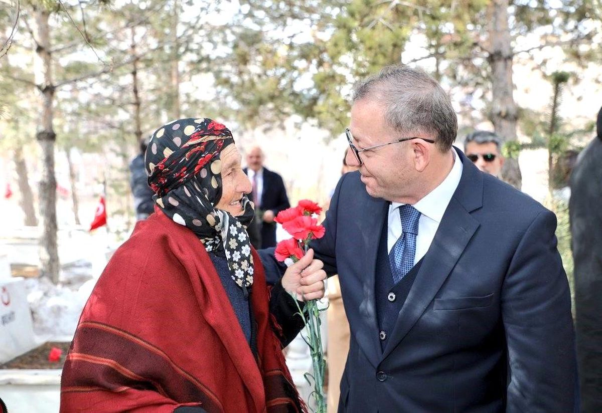 Kars Valisi ve Protokol Ramazan Bayramı’nda Şehitlikte Saygı Duruşunda Bulundu