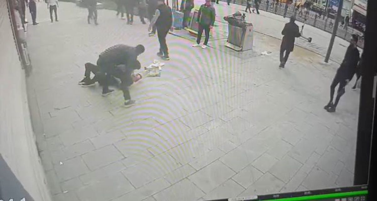 Fatih’te Kardeşler Arasında Sokakta Sopalı Kavga: Vatandaşlar Müdahale Etti