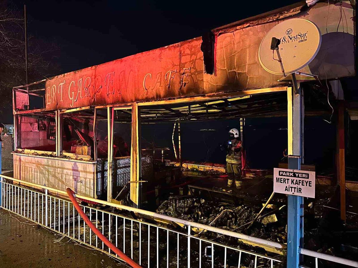 Bursa Gemlik'te Gece Yarısı Kafe Yangını: İtfaiye Hızla Müdahale Etti