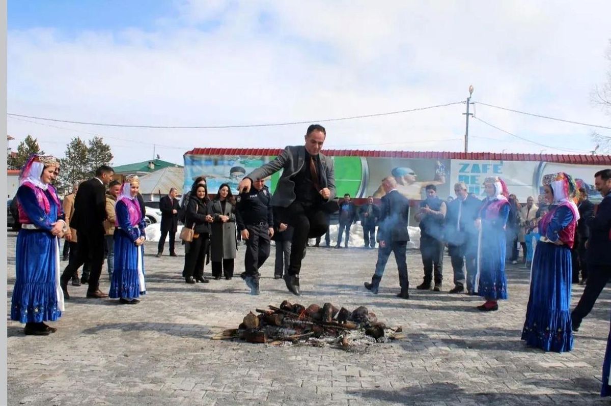 Hamur'da Nevruz Coşkusu: Ateşten Atlama ve Halat Çekme Yarışmaları Yoğun İlgi Gördü