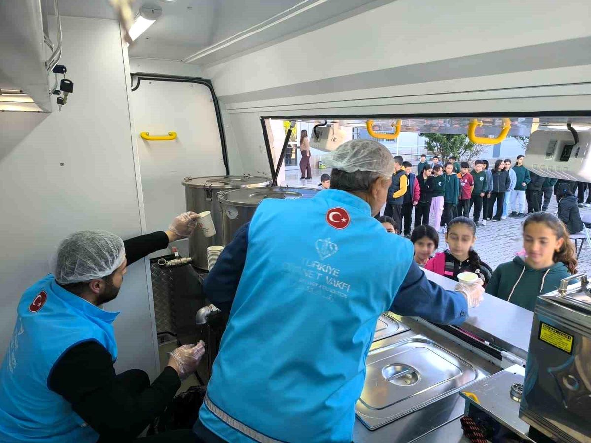 Osmaniye'de Öğrencilere Sabah Sıcacık Çorba İkramı: Enerjik Başlangıç İçin Anlamlı Etkinlik