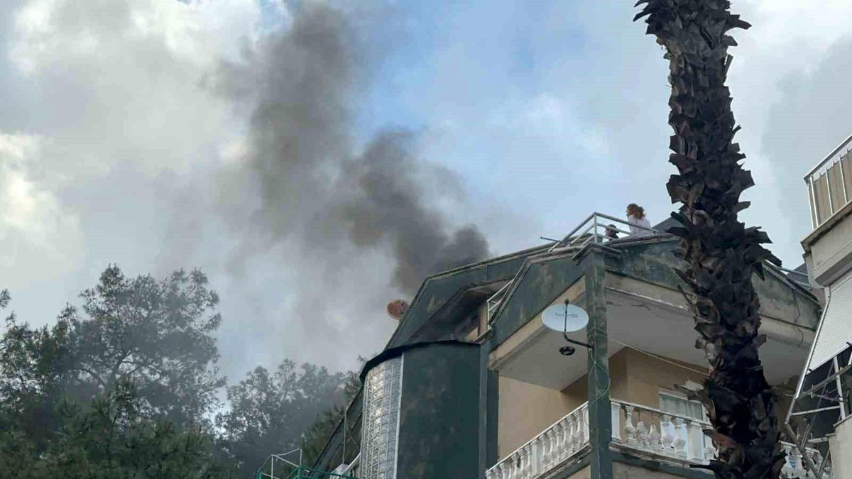 Muğla Marmaris’te Çatı Katında Korkutan Yangın: Mahsur Kalan Kişi Kurtarıldı