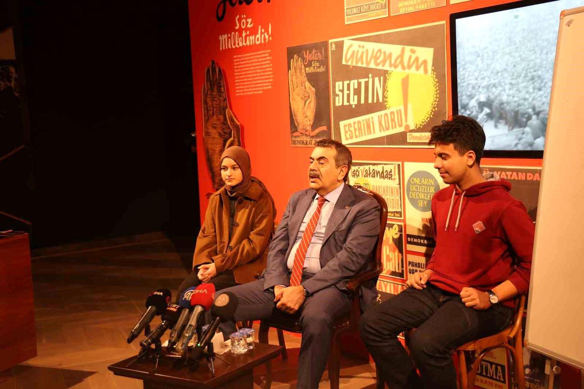 Milli Eğitim Bakanı Yusuf Tekin'den Aydın'da Öğrencilere  Demokrasi ve İnsan  Dersi