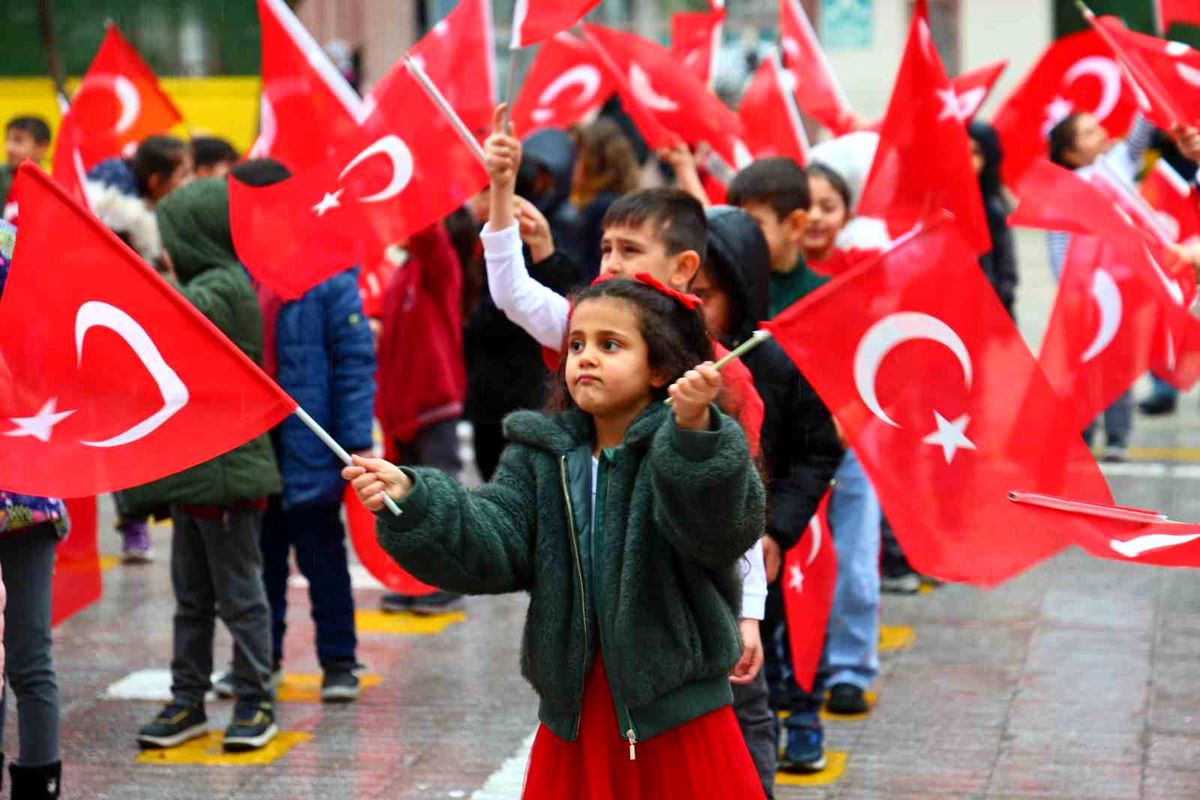 Elazığ İlkokulunda Öğrenciler Türkiye Milli Takımı’nın Dünya Kupası Başarısını Coşkuyla Kutladı