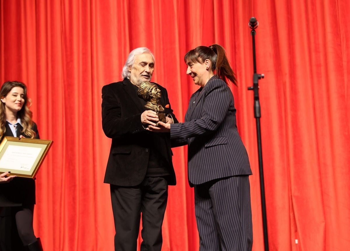 İsmail Dümbüllü Ödülü Usta Oyuncu Binnur Kaya’ya Takdim Edildi: Dünya Tiyatro Günü Ataşehir’de Coşkuyla Kutlandı