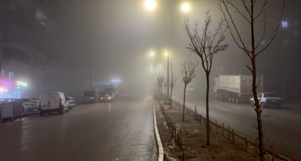 Adıyaman Besni’de Yoğun Sis ve Sağanak Yağış Uyarısı: Görüş Mesafesi 10 Metreye Düştü