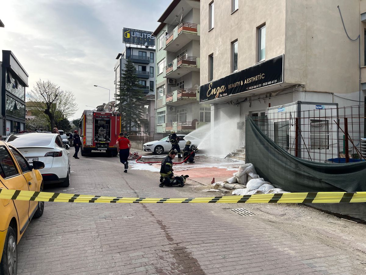 İzmit'te Doğal Gaz Kutusundaki Patlama Panik Yarattı: Binada Yangın ve Araçta Hasar