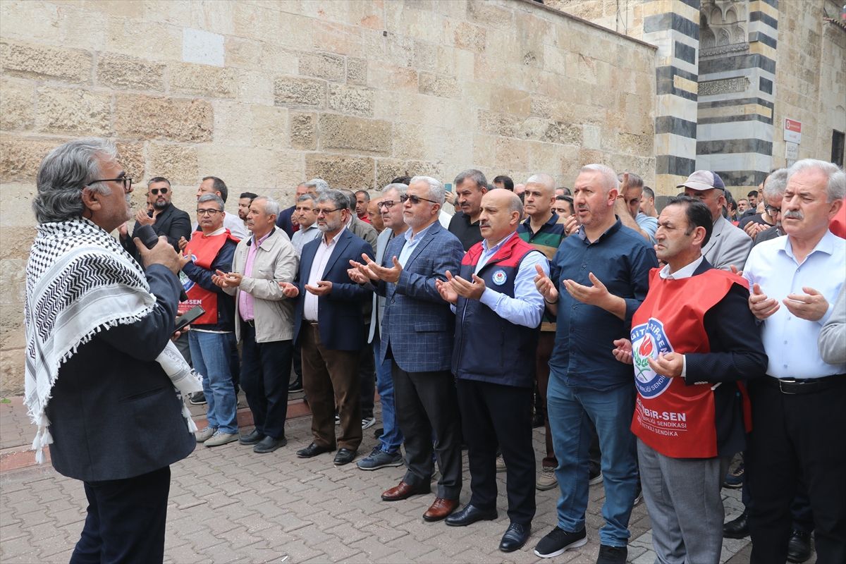 Kahramanmaraş'taki Okul Saldırısında Ölenler İçin Adana'da Gıyabi Cenaze Namazı Kılındı