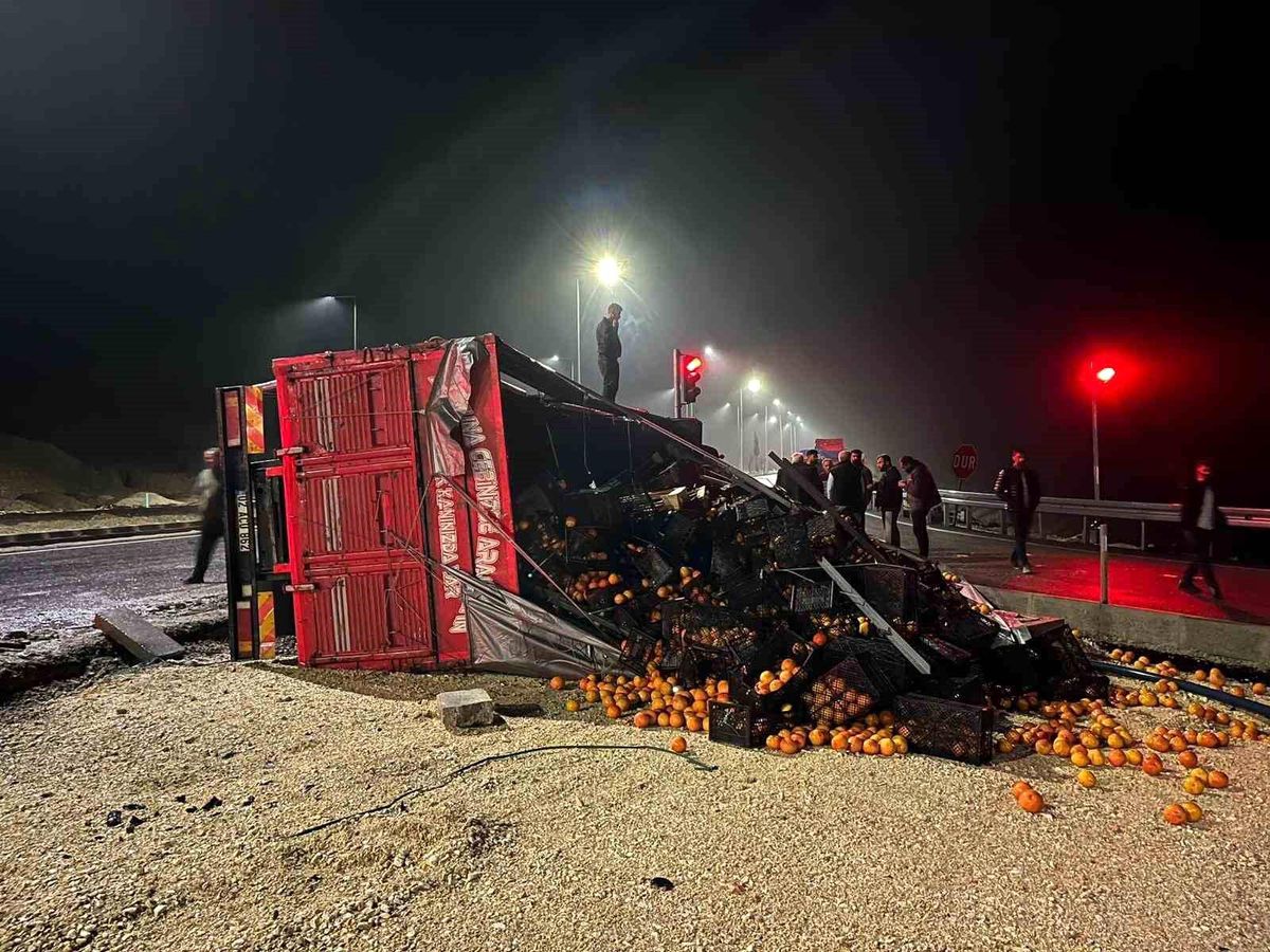 Adıyaman'da Minibüs ve Kamyon Çarpıştı: 4 Yaralı, Hastaneye Kaldırıldılar