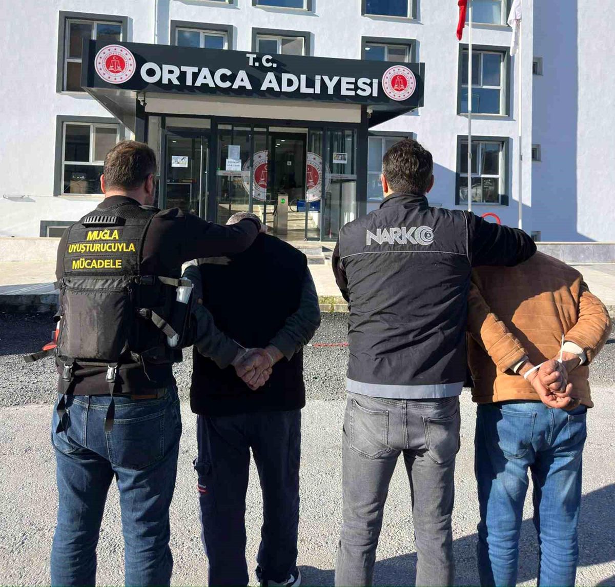 Muğla’da Otobüs Terminalinde 1027 Sentetik Ecza Ele Geçirildi: Uyuşturucu Operasyonunda 1 Tutuklama