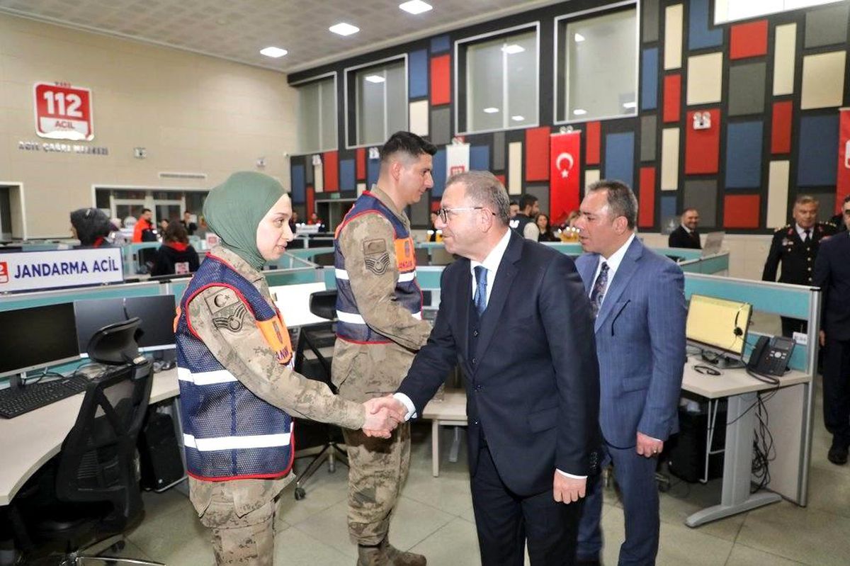 Kars Valisi Ziya Polat’tan 112 Acil Çağrı Merkezi’ne Bayram Ziyareti: Görev Başındaki Personele Teşekkür