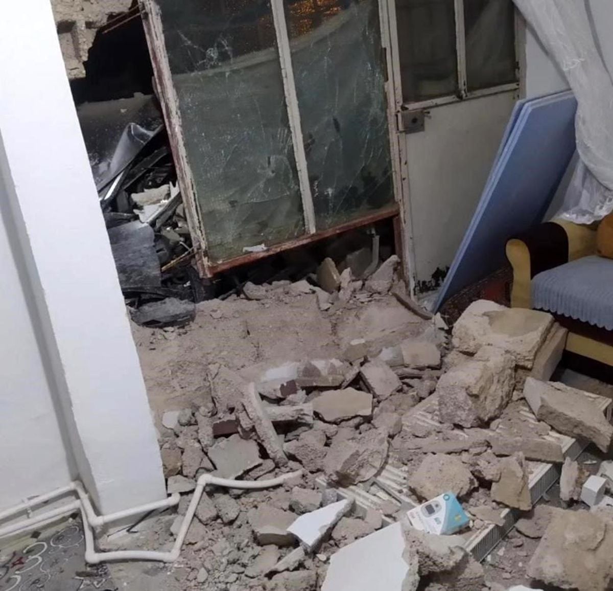 Kayseri Yahyalı'da Otomobil Bahçe Duvarını Yıkarak Eve Çarptı: 1 Yaralı