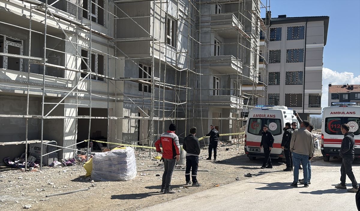 Kütahya'da İnşaat Kazası: Dördüncü Kattan Düşen 2 İşçi Ağır Yaralandı