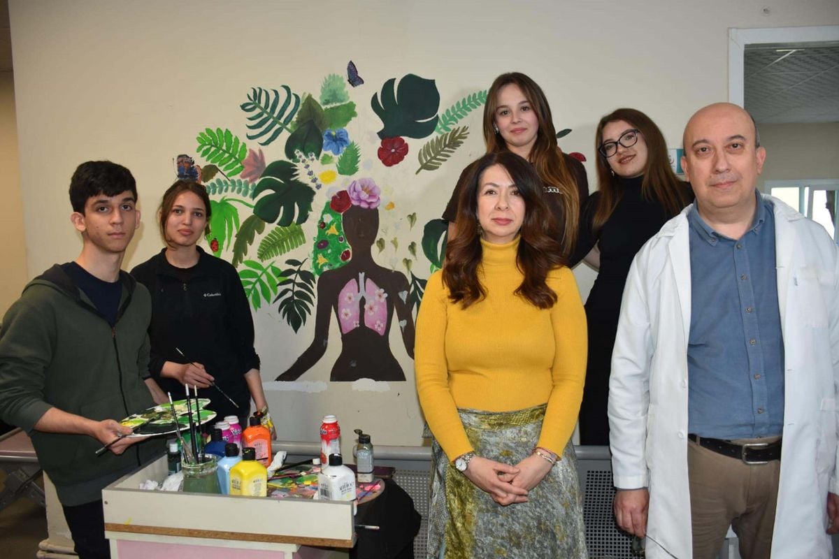 İzmir’de Kanser Haftasında Hastaneye Moral Veren Çiçek Açan Akciğer Resmi