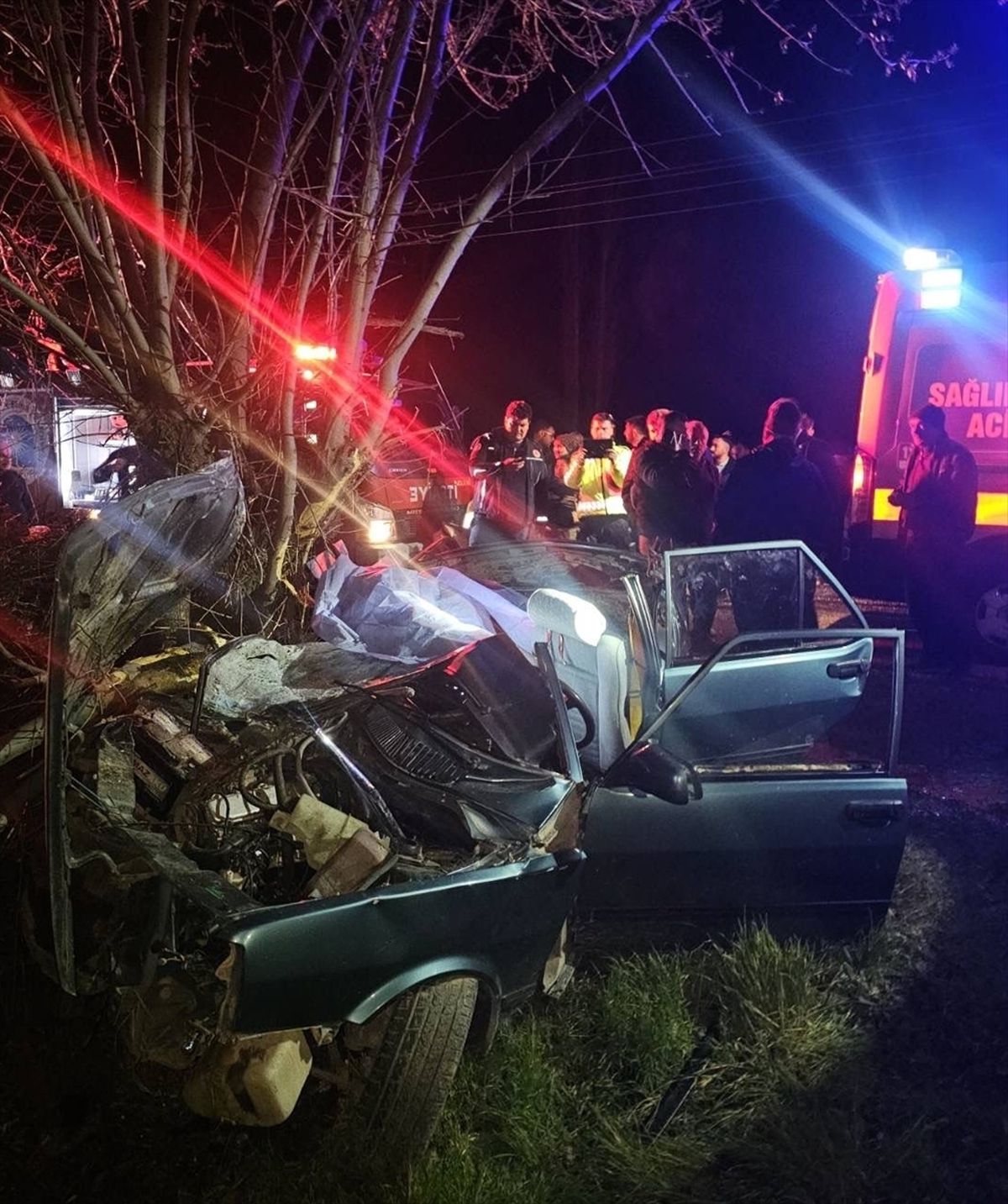 Antalya Korkuteli’nde Feci Kaza: Ağaca Çarpan Otomobilde 2 Ölü, 2 Ağır Yaralı