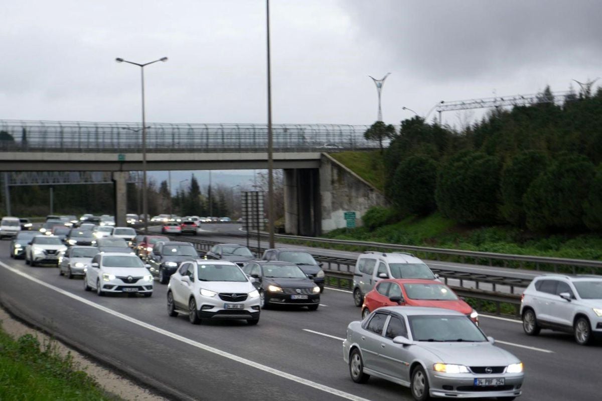 Ramazan Bayramı Dönüşünde TEM Otoyolu Kocaeli Kesiminde İstanbul Yönüne Trafik Yoğunluğu