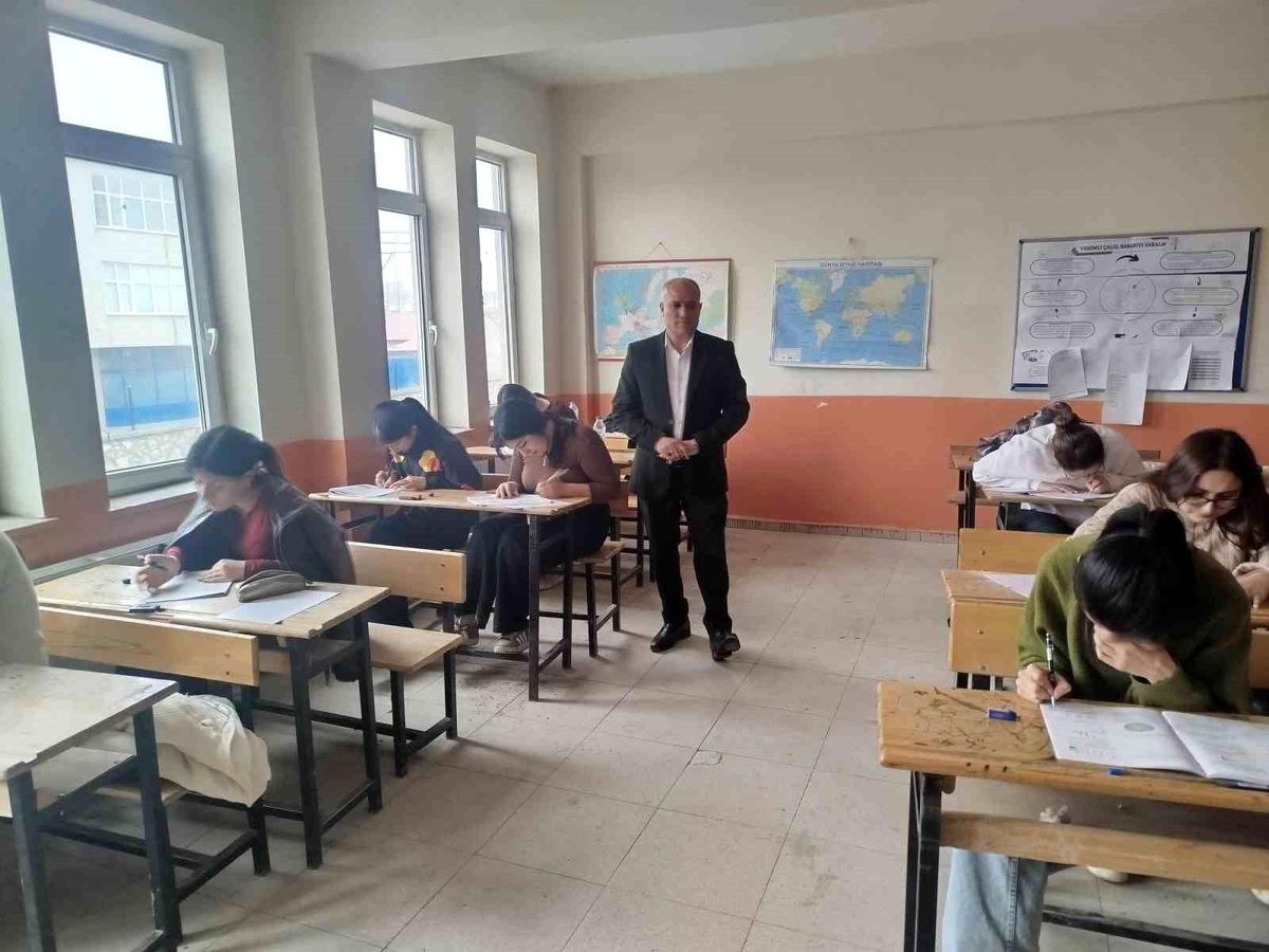 Ağrı Diyadin'de Üniversite Hazırlık Deneme Sınavlarıyla Öğrencilere Destek Devam Ediyor