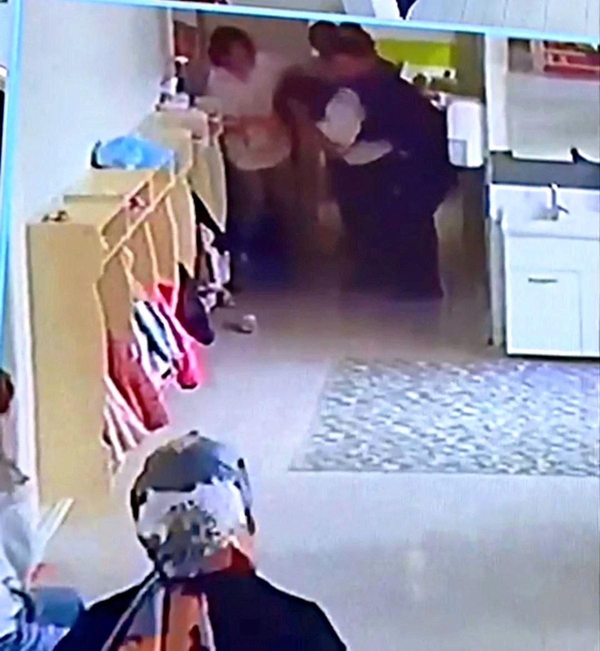 Kayseri'de Boğazına Yemek Kaçan Öğretmene Meslektaşından Hayati Müdahale Kamerada